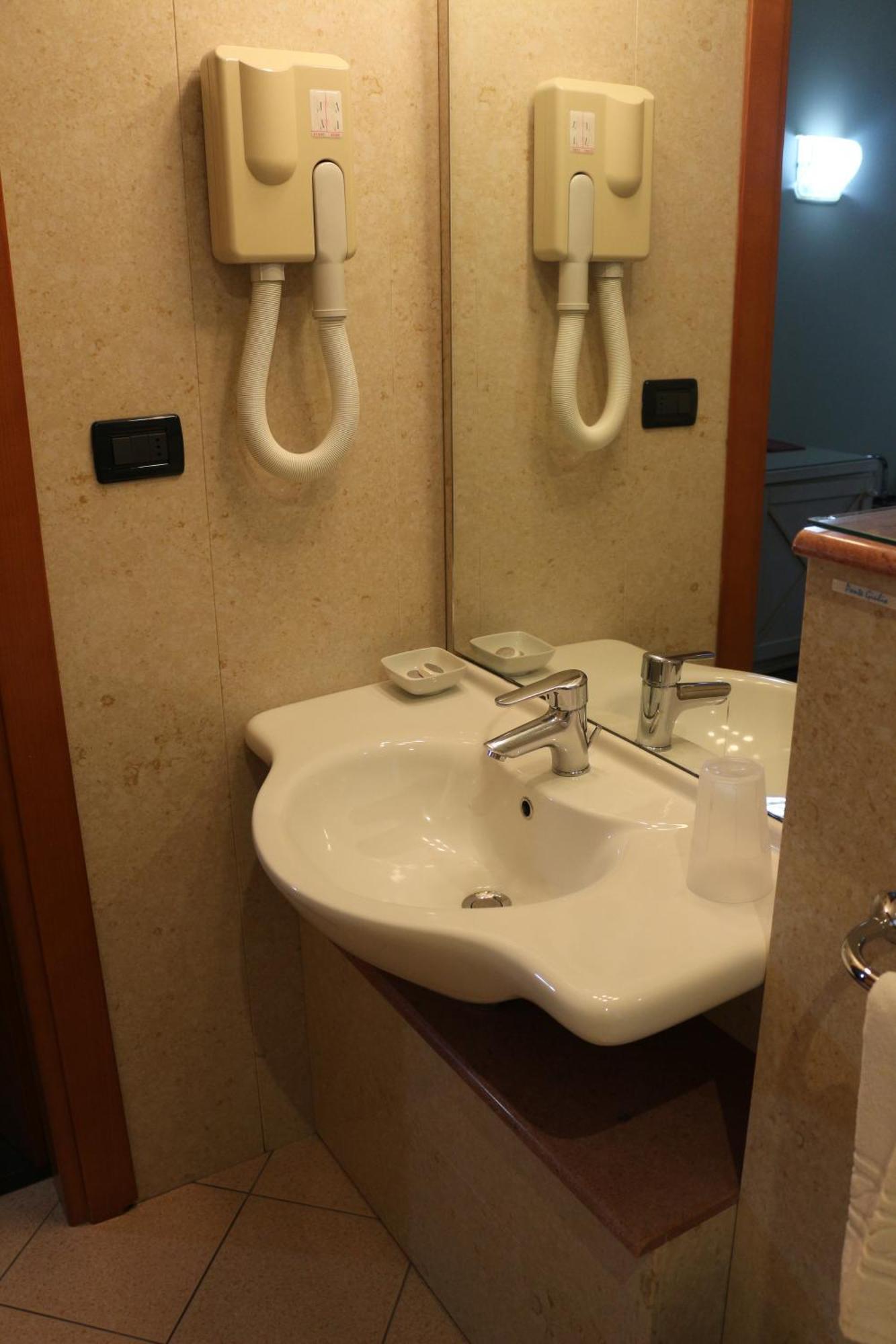 Hotel Garibaldi Vercelli Zimmer foto